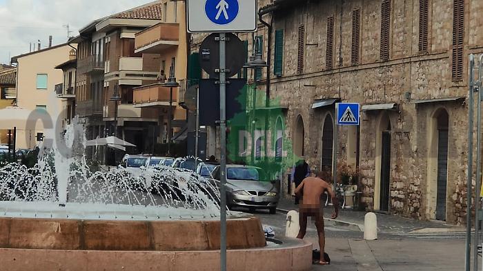 Nudo fontana Assisi 