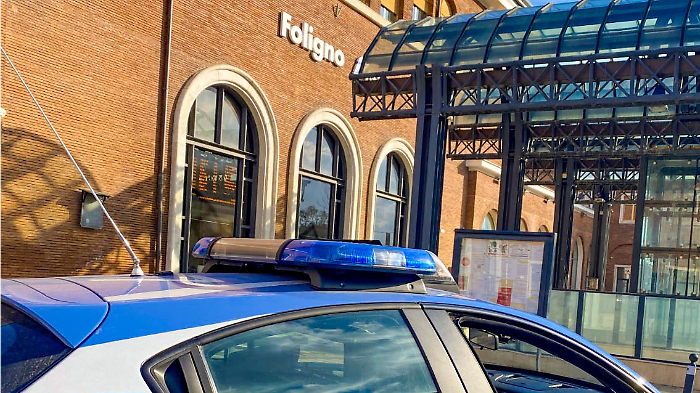 Perde la pazienza in attesa del treno, inveisce contro i capostazione e aggredisce i poliziotti. Arrestato 32enne 