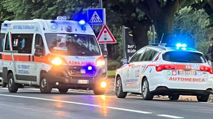 Attraversa la strada e viene investita: grave donna di 80 anni