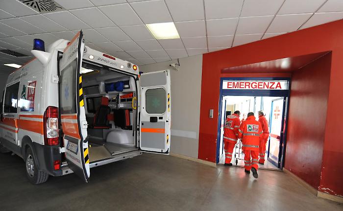 Ingerisce una castagna al parco, bimbo di 11 mesi ricoverato in terapia intensiva