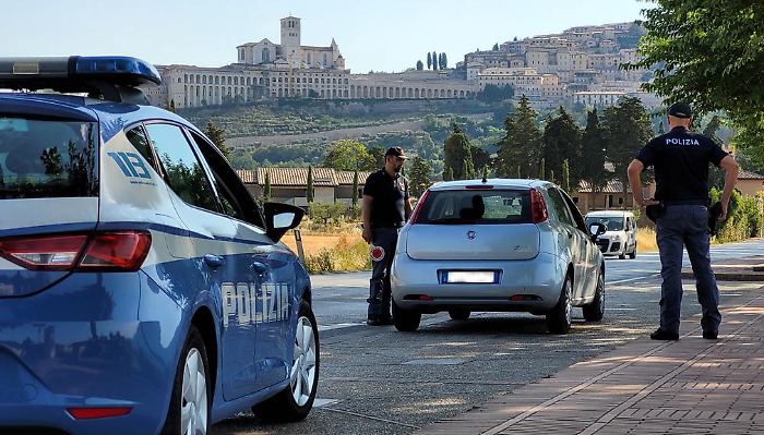 Pluripregiudicato ed espulso dall'Italia cinque anni fa, viene fermato dalla polizia mentre girava in auto. Arrestato 32enne albanese 