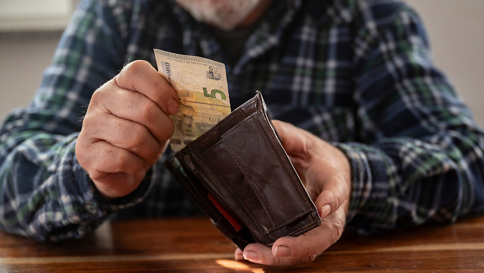 Pensioni da fame, oltre 22mila persone vivono con soli 16 euro al giorno. Elisa Leonardi (Uil): "Troppi anziani a rischio povertà"