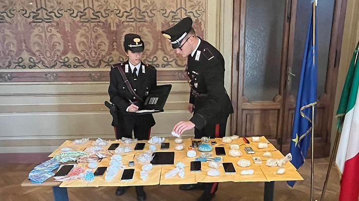 Tenta di gettare 13 g di cocaina, complice nasconde in casa 1,6 kg di cocaina e 400 grammi di hashish. Arrestati due ragazzi di 20 e 26 anni 