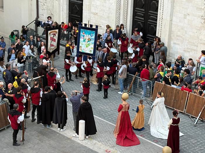 Gualdo Tadino, Stefano Ragugini vince la sfida dei balestrieri e scorterà il Palio