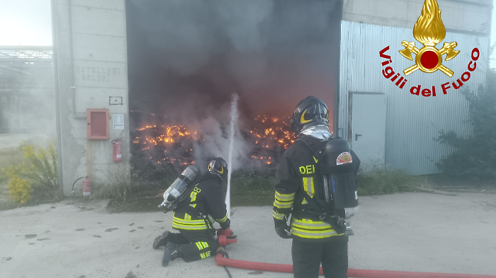 A fuoco un deposito di gomma tritata, operazioni di spegnimento ancora in corso