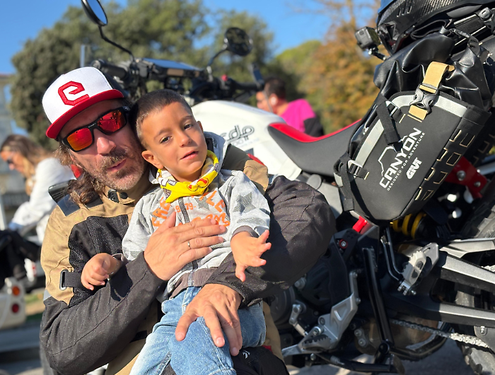 Simone de Le Iene e Davide, due avventurieri su Ducati in giro per l'Italia