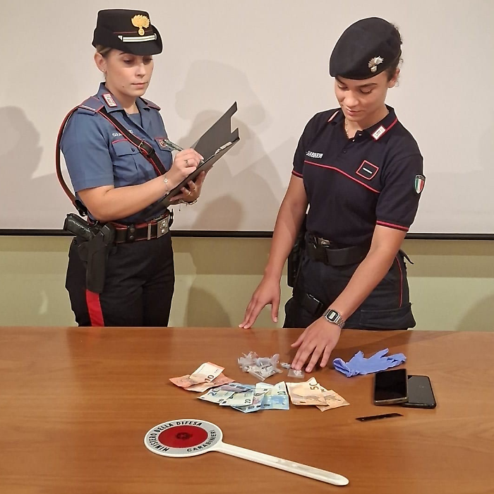 Viene trovato in possesso di hashish, cocaina ed eroina durante un controllo: arrestato 55enne per detenzione ai fini di spaccio