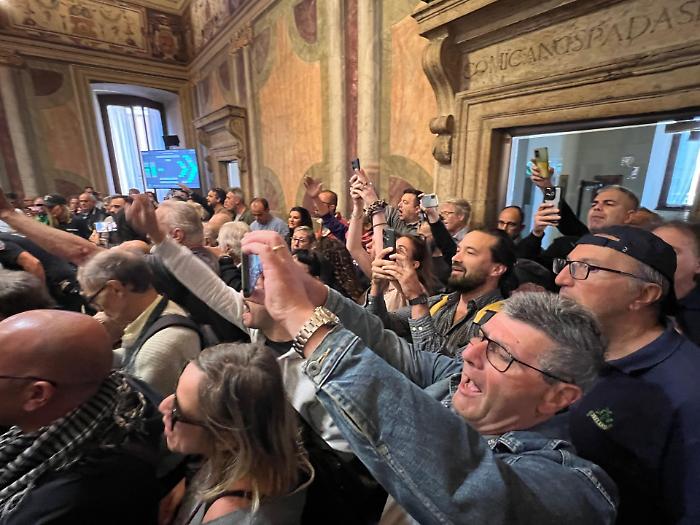 Terni, caos in consiglio: folla in aula al grido "dimissioni". Bandecchi: "Con queste persone alla fine le ragazze ternane andranno in giro con il velo"