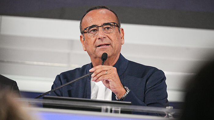 Carlo Conti, Sanremo 2026 sarà l'ultima edizione per il conduttore: "Non lo rifarei l'anno successivo". A breve i nomi dei Big