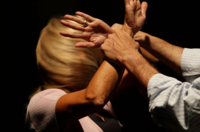 Segue la ex fidanzata, la fa cadere a terra e le ruba la borsa. Poi aggredisce un poliziotto. Arrestato 20enne per rapina e stalking