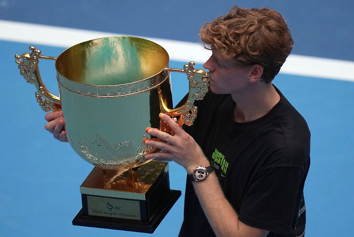 Sinner trionfa a Pechino e vince il China Open. Come cambia la classifica Atp anche dopo il ritiro di Alcaraz da Shanghai 