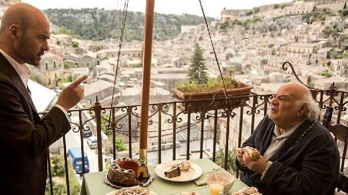Il rito dei cannoli e l’ironia del dottor Pasquano: scopri chi era l'attore Marcello Perracchio e le battute diventate iconiche 