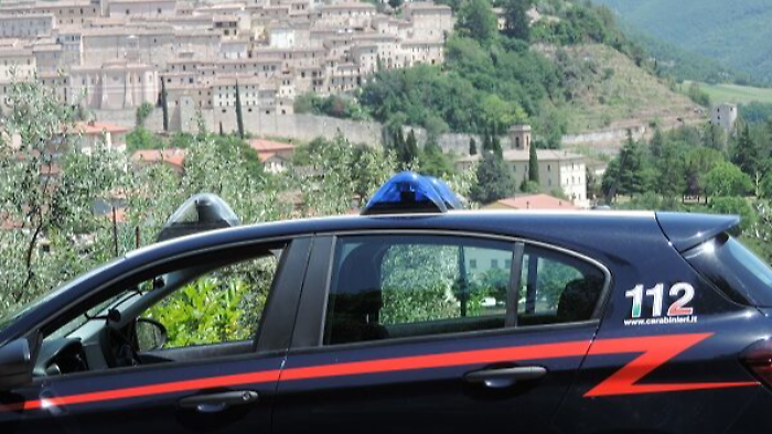 Si finge una conoscente, lo abbraccia e gli strappa dal collo una collana d'oro. Arrestata una donna di 35 anni 