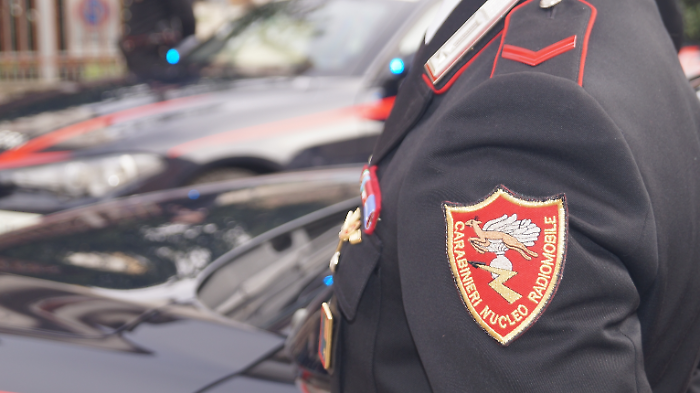Aggredisce una turista danese, le strappa la collana dal collo e spintona il marito. Poi fugge con l'aiuto del complice: denunciati due uomini