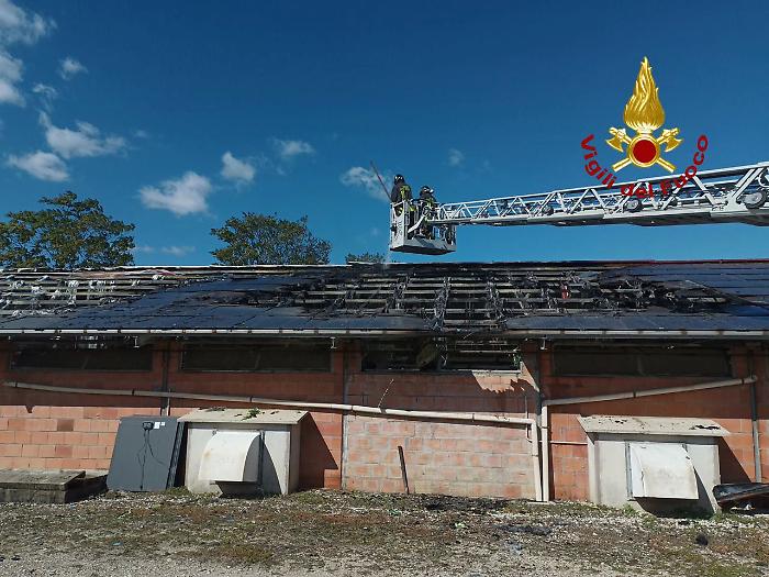 Incendio a Marsciano, fiamme su pannelli fotovoltaici di un’azienda zootecnica