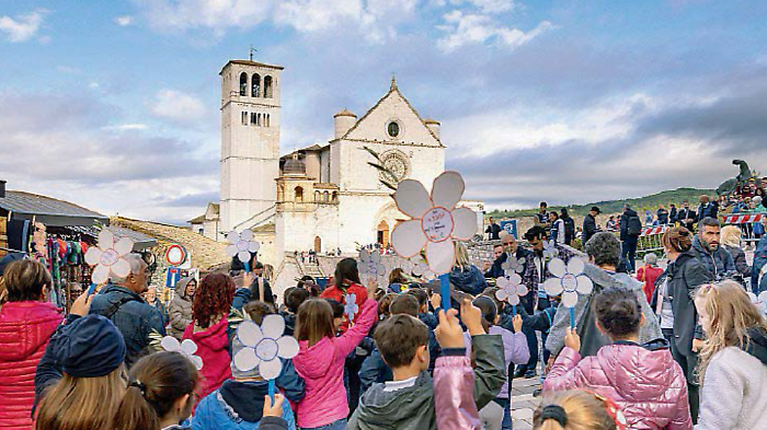 San Francesco, patrono d’Italia: Assisi celebra con 2.000 pellegrini. Presenti la premier Meloni e il ministro Giuli