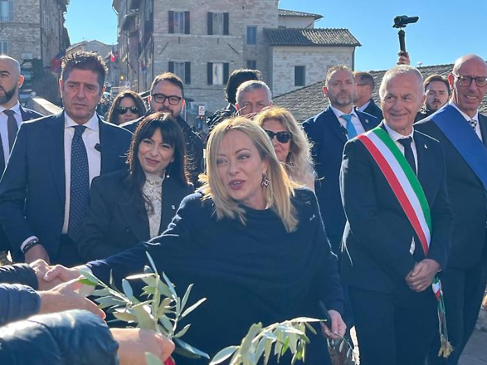 Assisi celebra San Francesco: l’arrivo della premier Giorgia Meloni accolta dai bambini con ramoscelli d’ulivo