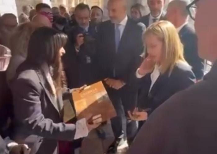 Stefania Proietti dona un libro sull'Umbria alla premier Giorgia Meloni: il video