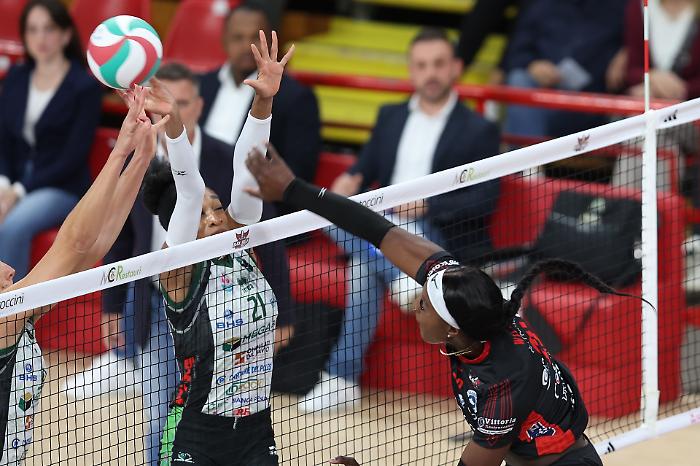 Bartoccini Mc Restauri sconfitta all'esordio: Vallefoglia passa al Pala Barton al tie break