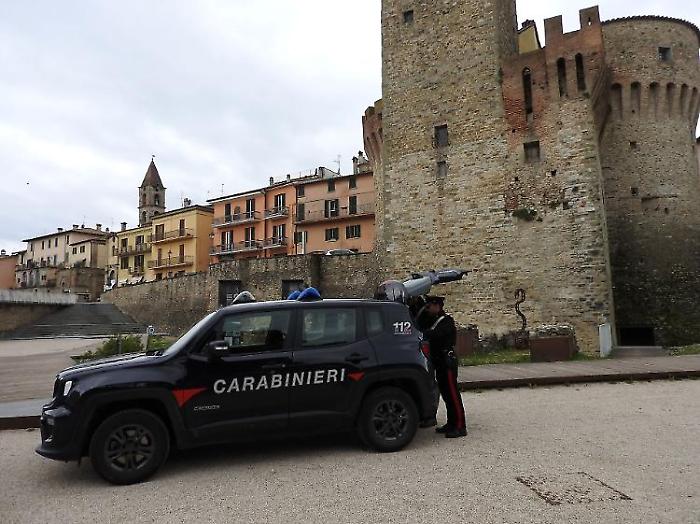 Gira con il coltello per le vie del centro di Umbertide: denunciato un uomo di 27 anni