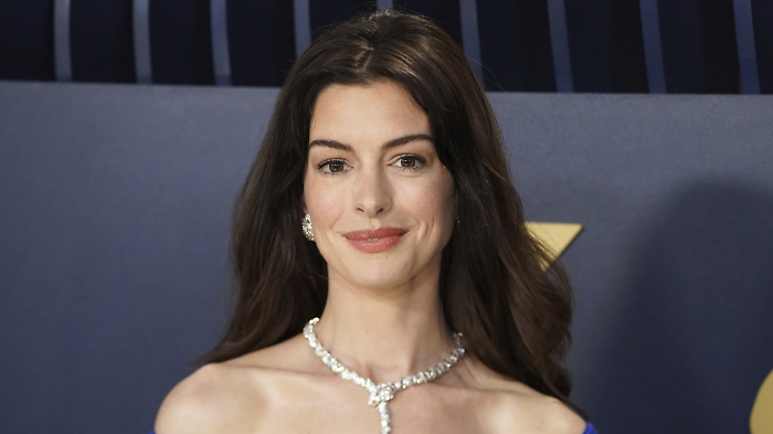 Anne Hathaway, qual è stato il ruolo più difficile della sua carriera. "Ho dovuto accettare di essere una principiante"