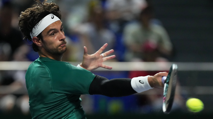 Lorenzo Musetti e l'umidità di Shanghai: "Non ho mai cambiato così tante magliette in vita mia". E l'Atp valuta misure contro il caldo 