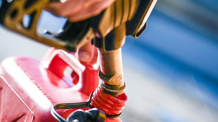 Poliziotto riempie di gasolio una tanica invece dell'auto di servizio. Scoperto e denunciato