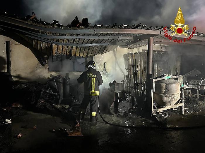 Violento incendio nella notte in un capannone edile: crolla parte del tetto, distrutti mezzi da lavoro