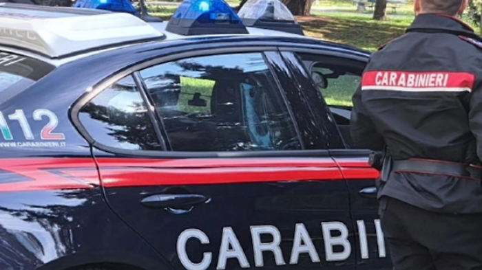 Carabinieri controllano un giovane, irrompe il padre in ciabatte: arrestato per resistenza e ingiurie ai militari