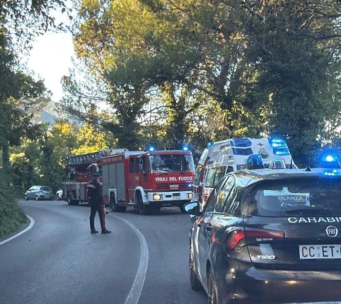 Incidente a Narni, auto finisce contro un albero: morta donna di 63 anni. Ferita gravemente la passeggera