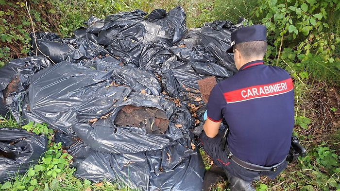 Abbandonano rifiuti speciali in campagna: i forestali denunciano 2 Persone e prescrivono la bonifica dell'area