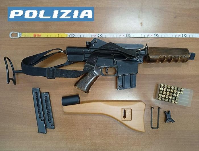 Con la droga e una carabina nel borsone scappa in bici dopo l'alt della polizia: arrestato 