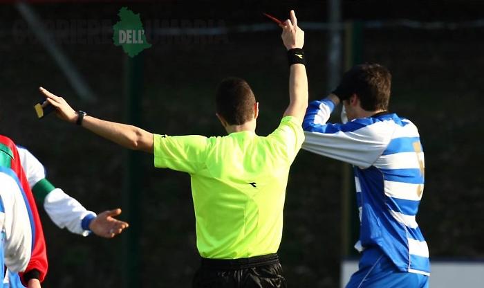 Insulti razzisti dei tifosi contro l'arbitro, multa di 1.200 euro al club e turno a porte chiuse