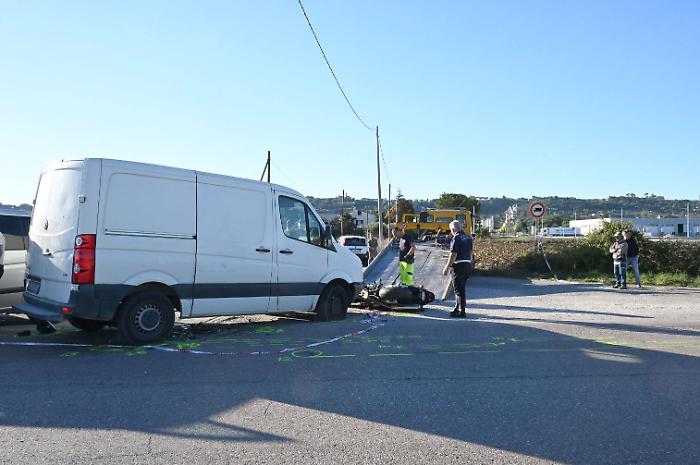 Moto contro furgone a Balanzano, morto il motociclista 