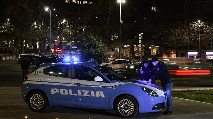 Tenta furto in un auto e aggredisce i poliziotti. Poi evade dagli arresti domiciliari: in carcere 32enne ivoriano 