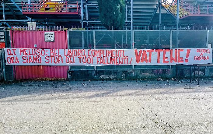 Perugia, Meluso contestato dai tifosi: striscione sotto la Nord