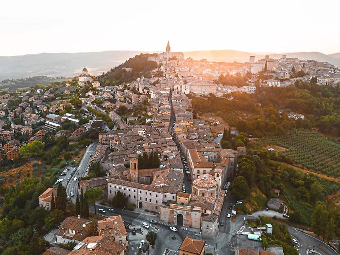 Todi, nuovo piano del traffico per il centro storico: unico settore per i residenti 