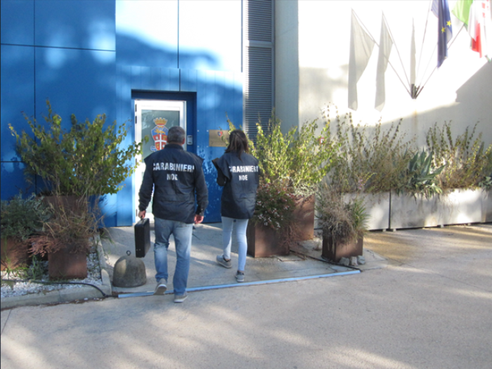 Rifiuti pericolosi e non ammassati alla rinfusa. L'ultimo smaltimento risaliva al 2011: denunciato e multato l'amministratore