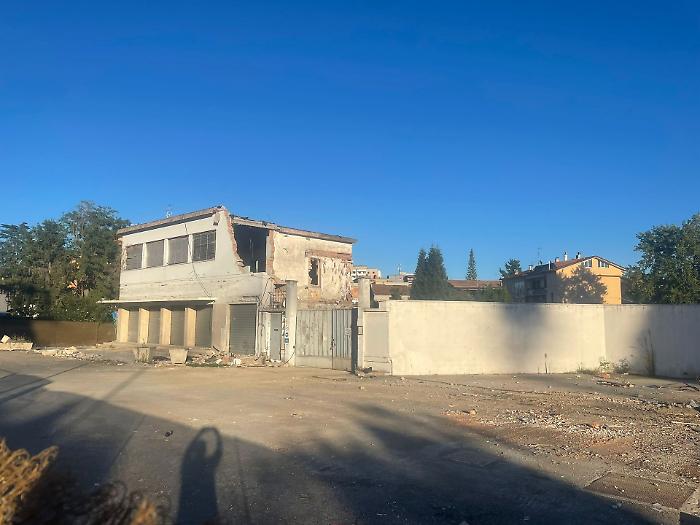 Demolito lo stabile dello storico Sailor's pub , al suo posto arriva un nuovo centro commerciale