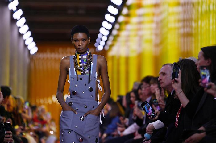 Miu Miu, i grembiuli della collezione PE26 diventano virali su X, tra ironia e critiche feroci