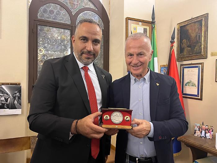 Il sindaco di Betlemme bloccato in aeroporto dagli israeliani: non volevano che partecipasse alla Marcia della Pace da Perugia ad Assisi: "Interrogato per tre ore, liberato solo dopo l'intervento di a