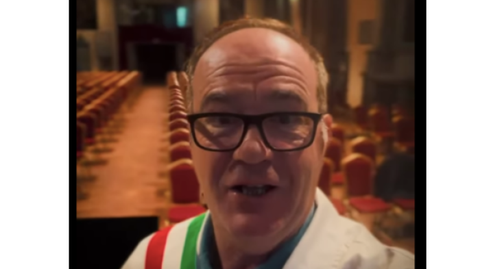 Cinque sindaci nello spot per il Festival della Scienza. La mummia, lo scarpone dell'astronauta, il campione di memoria