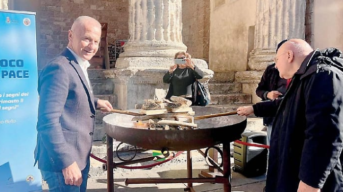 Marcia della pace, acceso il fuoco ed esposta la foto realizzata dagli studenti 