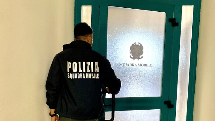 Sorpreso mentre cedeva due dosi di eroina e cocaina ad una donna: arrestato cittadino tunisino 