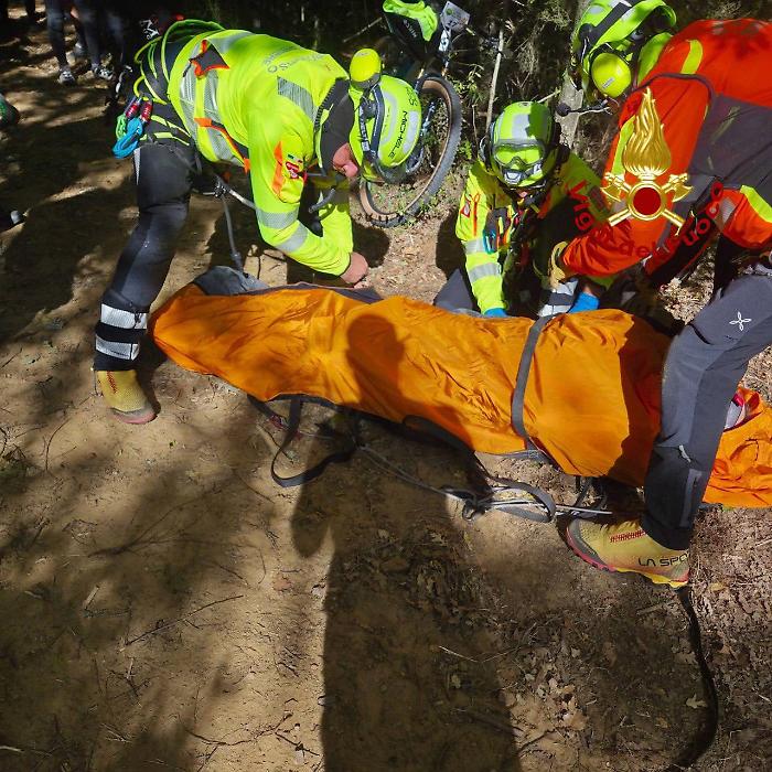 Accusa un malore dopo le punture di vari calabroni in un bosco a Piegaro. Interviene l'elicottero per i soccorsi