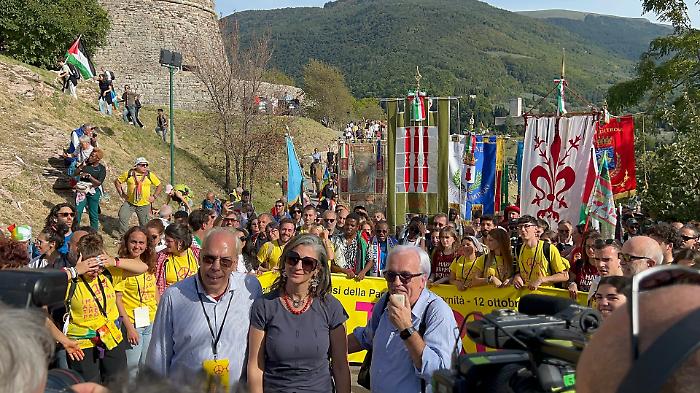 Oltre 100 mila persone in marcia per la pace. L'arrivo alla Rocca Maggiore di Assisi: il video