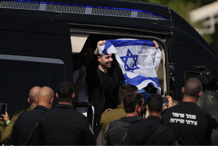 Accordo per la pace a Gaza, Hamas ha liberato i venti ostaggi. Netanyahu: "Arriveranno anni di pace". Trump: "La guerra è finita"