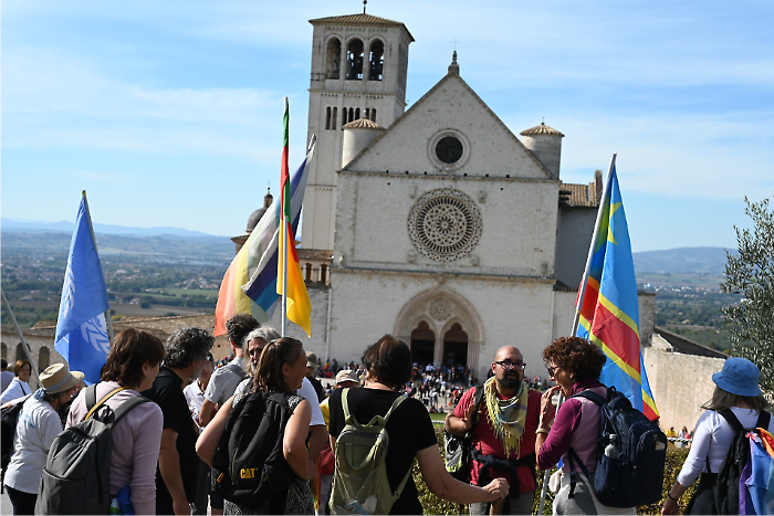 PerugiAssisi, oltre centomila persone marciano per la pace: il video 