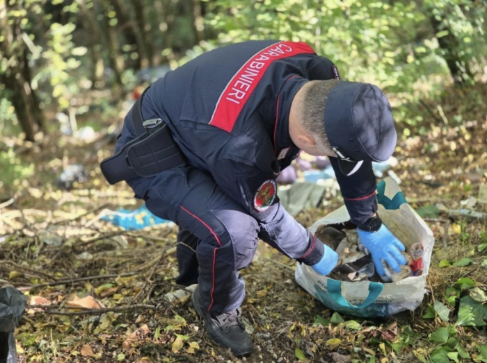 Abbandonano rifiuti in campagna: multa da 4.500 euro e patente sospesa per due trasgressori