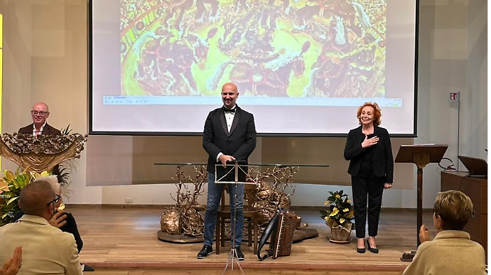 Lo spettacolo su Gino Covili emoziona ad Assisi: platea in piedi e lungo applauso per "Cristo, mi hai ascoltato"